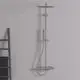 Duschsystem an der Wand montiert, bestehend aus einer großen Kopfbrause sowie einem Handbrausegriff, verchromte Oberfläche, von Ideal Standard.